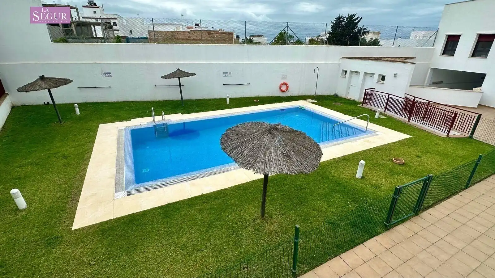 Piscina de Àtic en venda en Conil de la Frontera amb Aire condicionat, Terrassa i Balcó