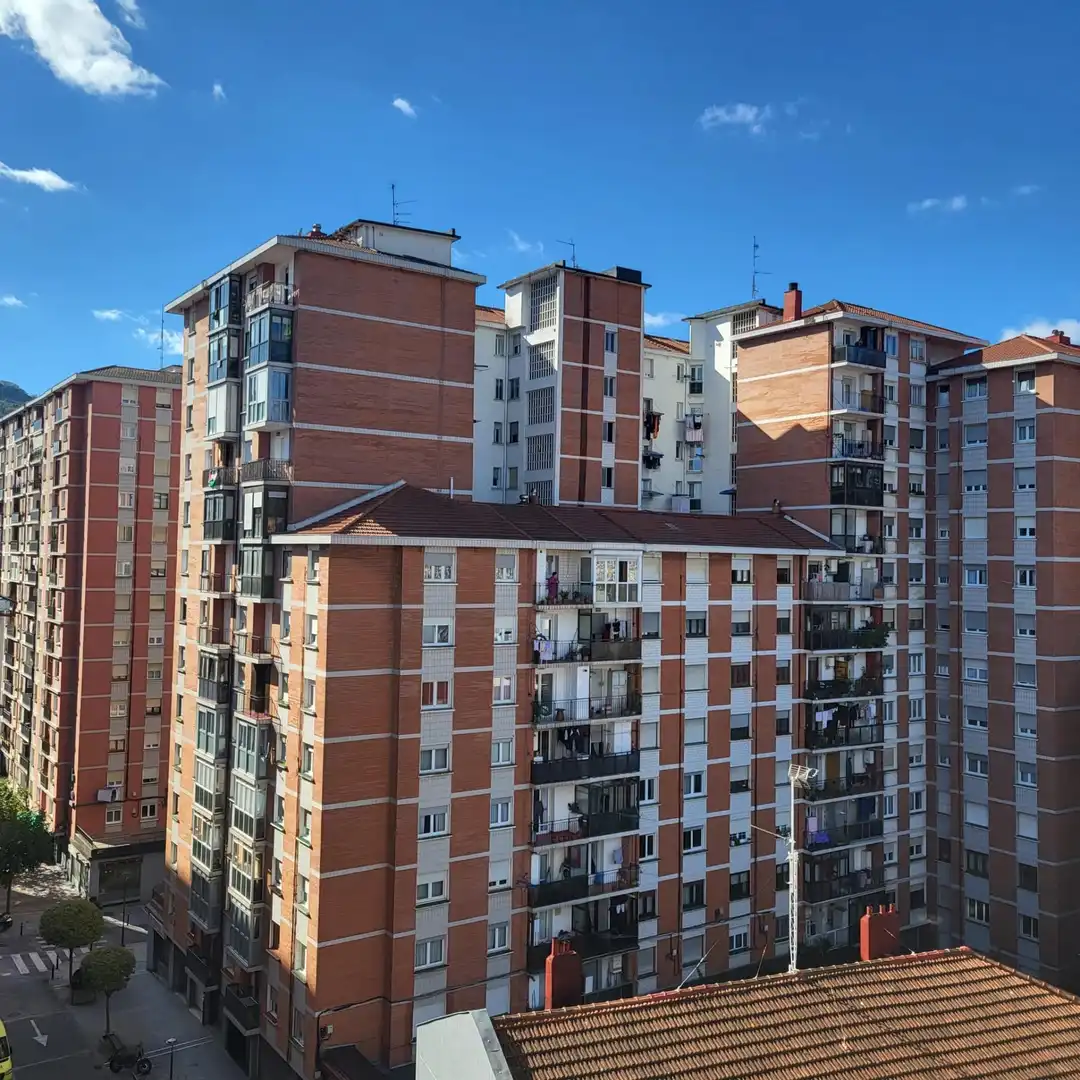 Vista exterior de Piso en venta en Basauri  con Calefacción, Terraza y Trastero
