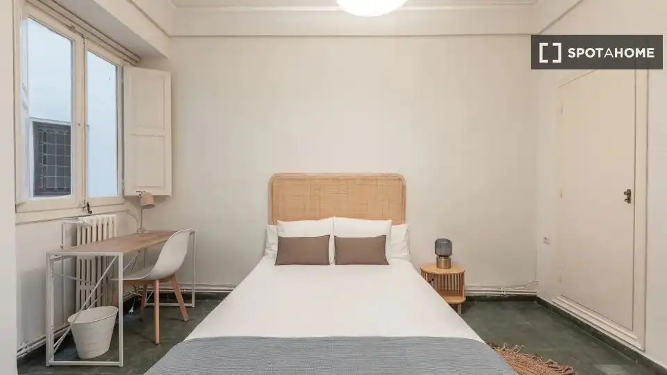 Habitación de Piso de alquiler en Valencia con Aire acondicionado, Calefacción y Amueblado