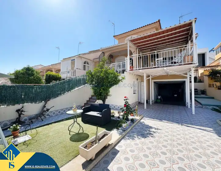 Casa aparellada amb piscina en venda a Los Balcones - Los Altos