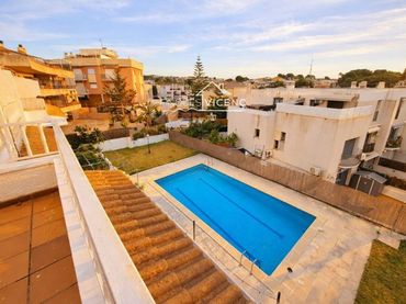 Adossat amb piscina en venda a Espanya