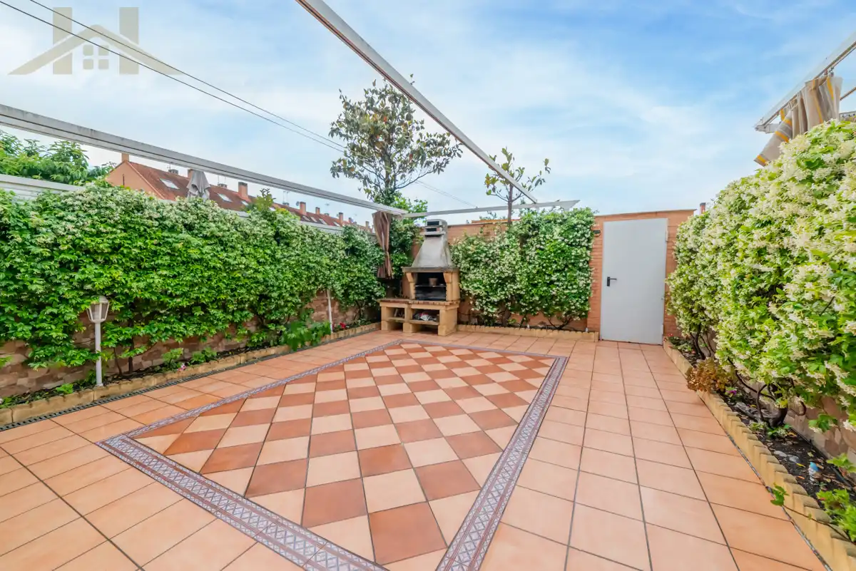 Terrassa de Casa adosada en venda en Parla amb Aire condicionat, Calefacció i Jardí privat