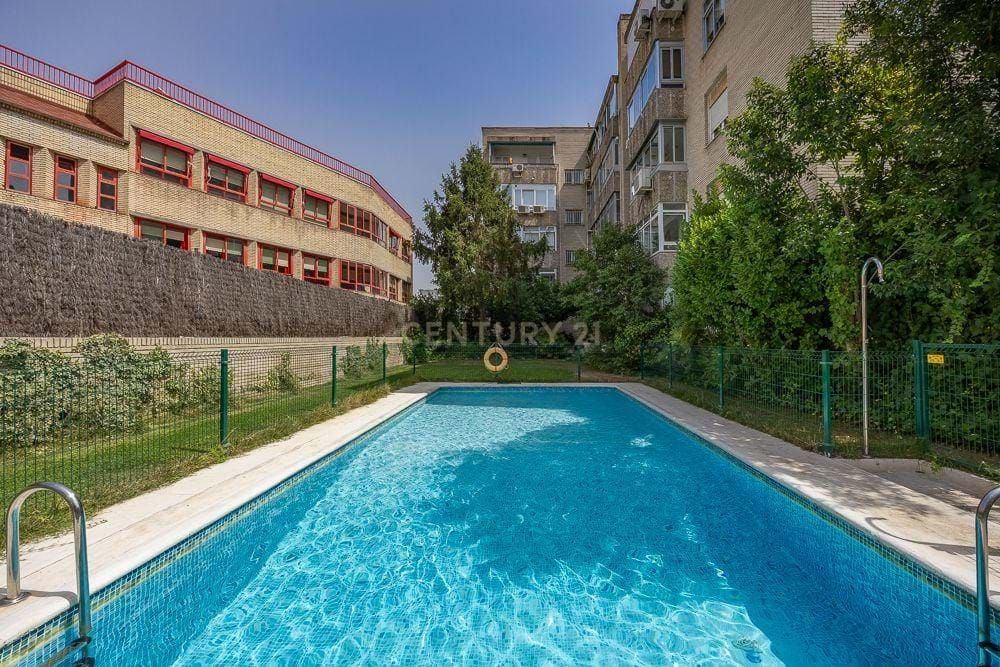 Swimming pool of Flat for sale in  Madrid Capital  with Air Conditioner, Heating and Swimming Pool