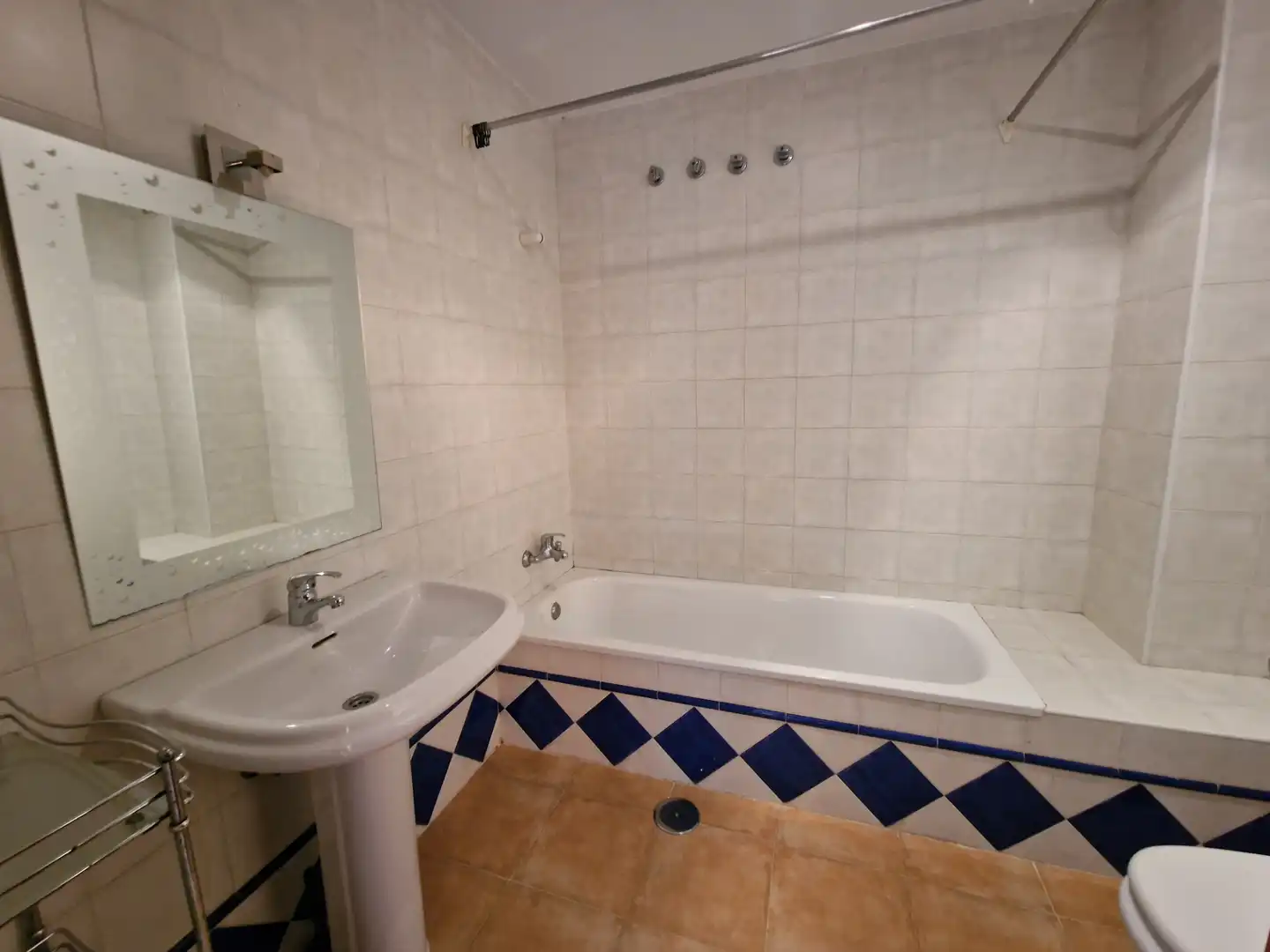 Bany de Casa adosada en venda en Espartinas amb Aire condicionat, Calefacció i Jardí privat