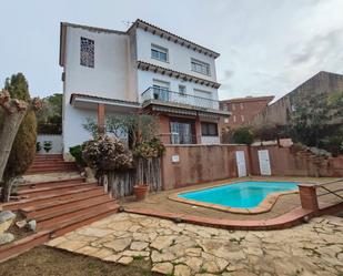 Vista exterior de Casa o xalet en venda en Arenys de Mar amb Aire condicionat