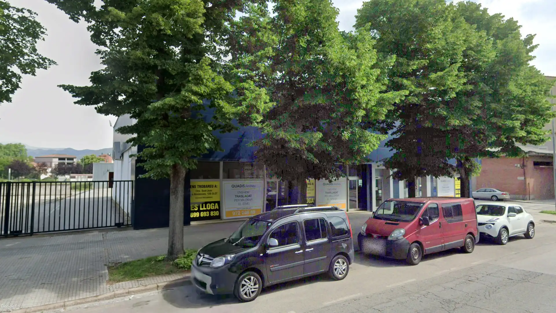 Vista exterior de Nave industrial de alquiler en Olot con Alarma