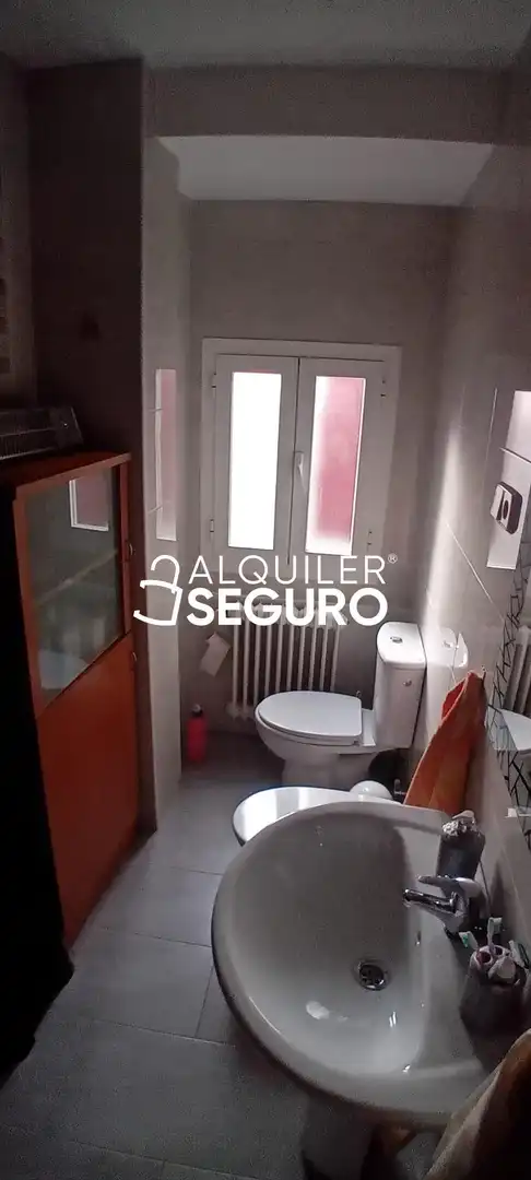 Baño de Piso de alquiler en Canencia, Madrid