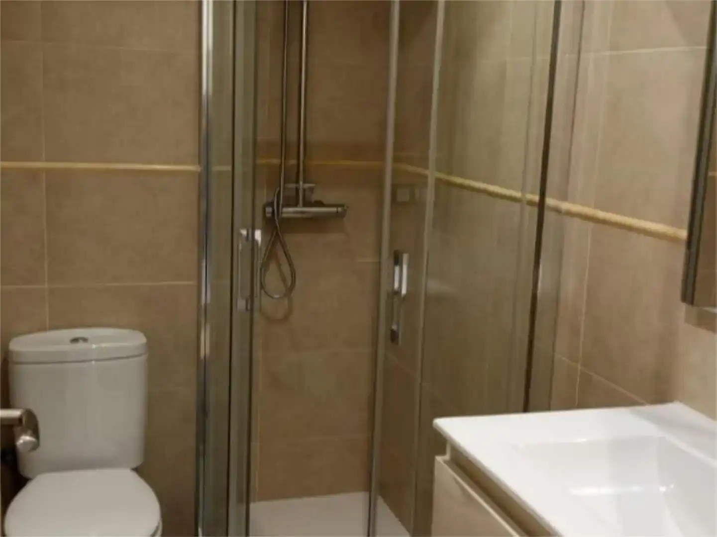 Bany de Pis en venda en Santa Bàrbara amb Balcó