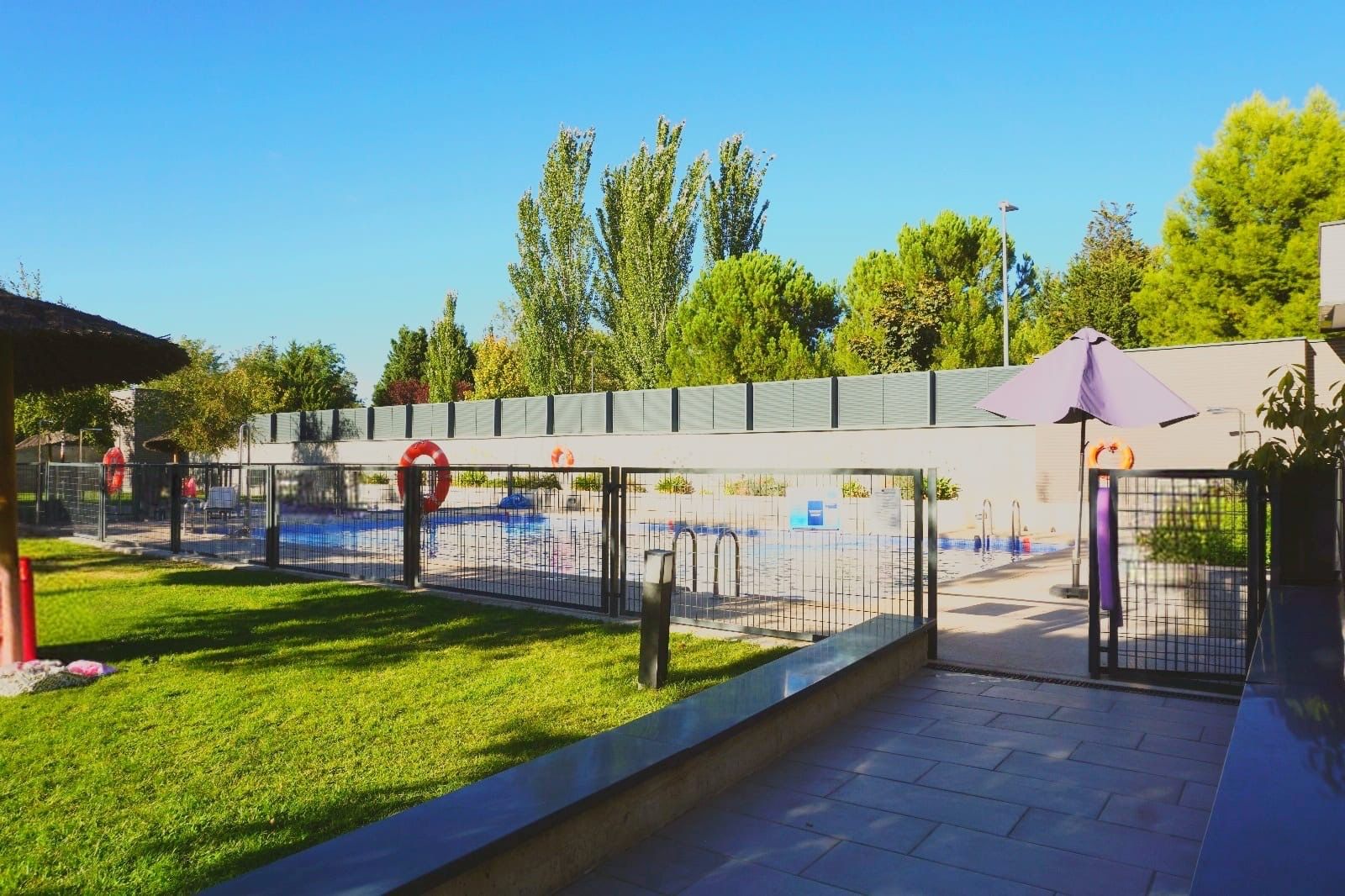 Piscina de Casa adosada en venda en Rivas-Vaciamadrid amb Jardí privat, Terrassa i Forn