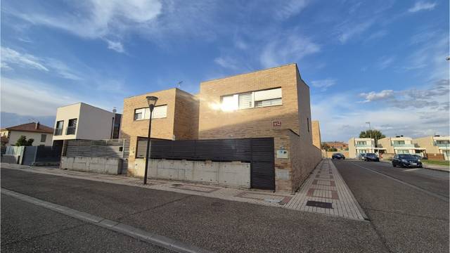 Casa-chalet en Venta en C TRES DE ABRIL en Avenida de Madrid