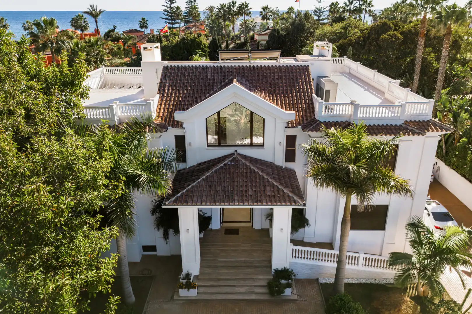Vista exterior de Casa o xalet en venda en Estepona amb Aire condicionat, Jardí privat i Terrassa
