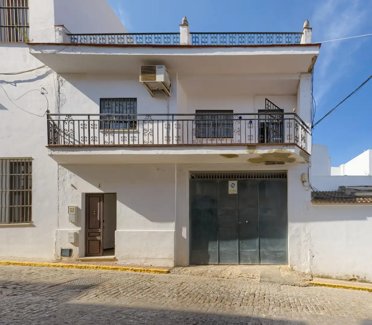 Vista exterior de Casa adosada en venta en Sanlúcar la Mayor con Aire acondicionado, Calefacción y Terraza