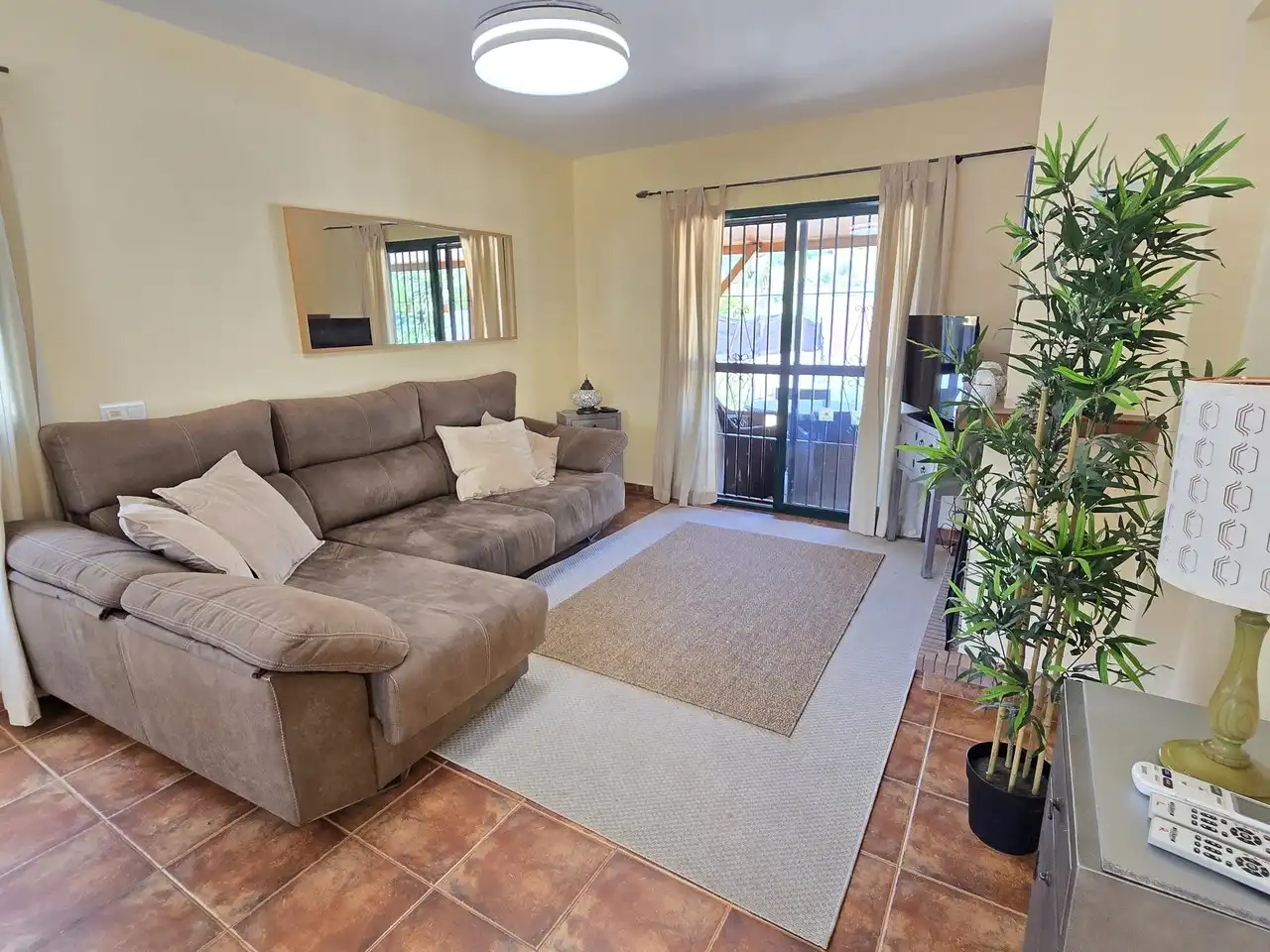 Sala d'estar de Casa o xalet en venda en Viñuela amb Aire condicionat, Terrassa i Piscina