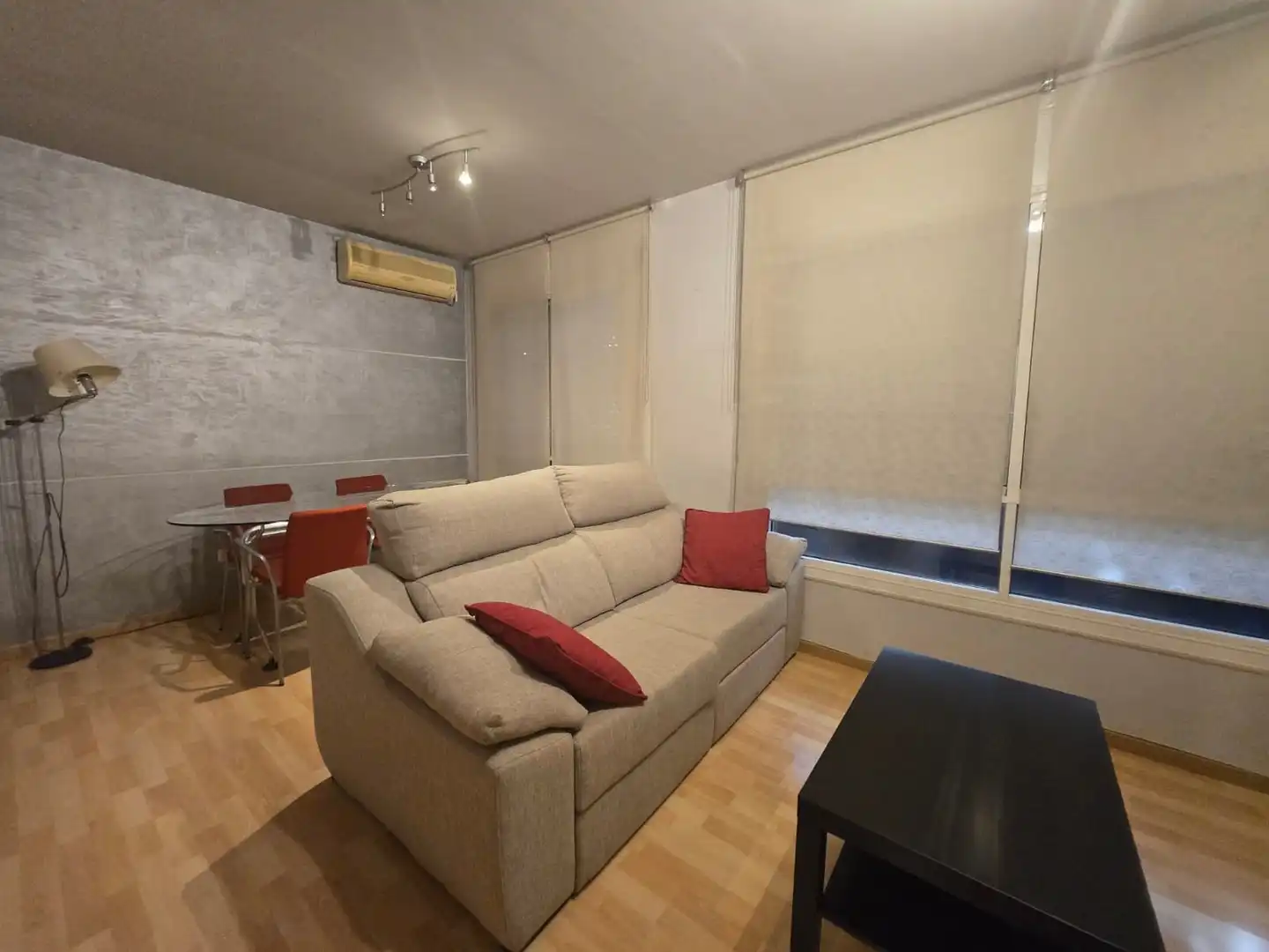 Sala d'estar de Pis en venda en L'Hospitalet de Llobregat amb Aire condicionat, Calefacció i Moblat