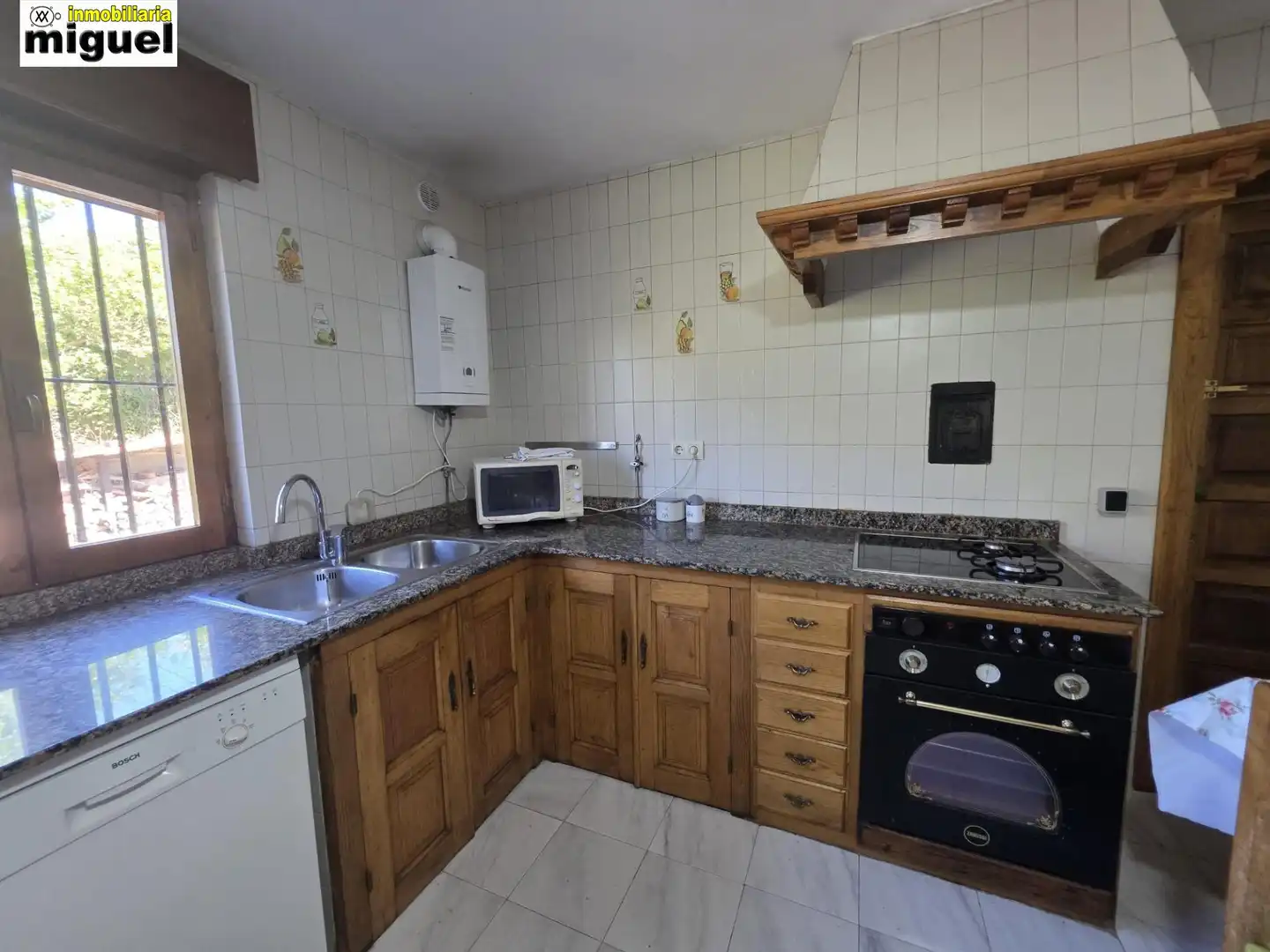 Cuina de Casa o xalet en venda en Llanes amb Calefacció, Jardí privat i Terrassa