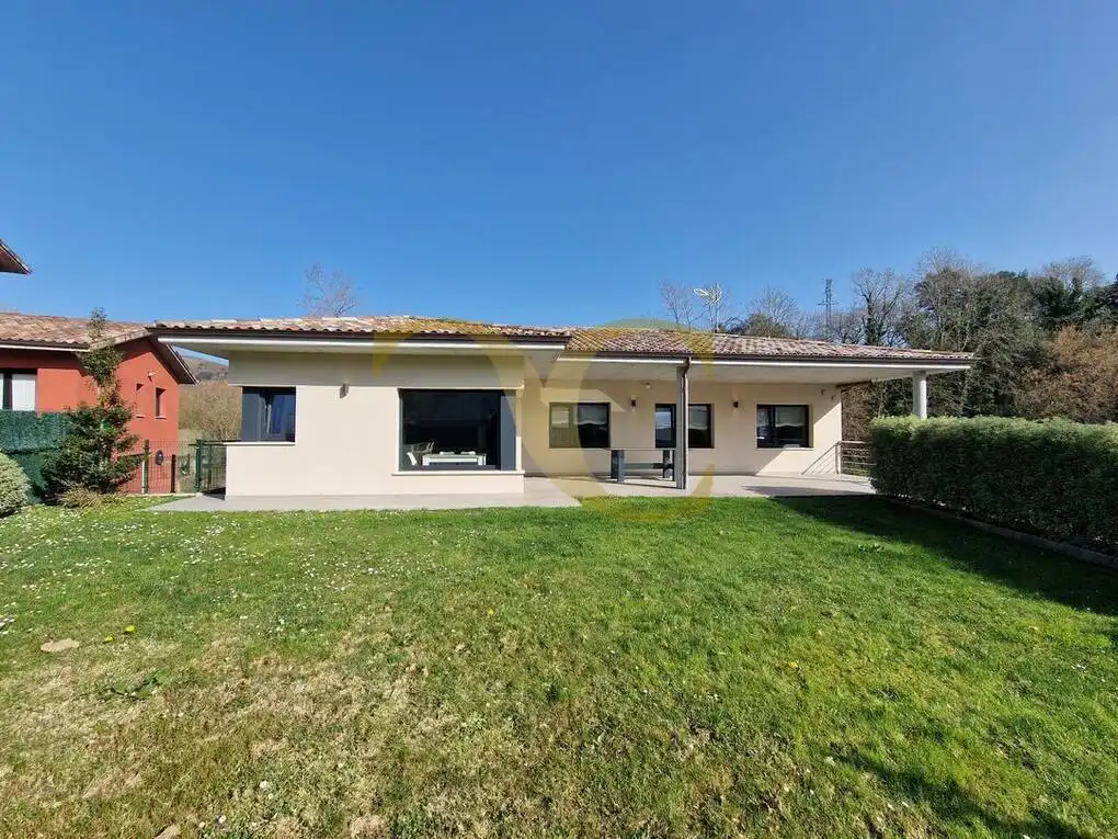 Vista exterior de Casa o xalet en venda en Llanes amb Calefacció, Jardí privat i Terrassa