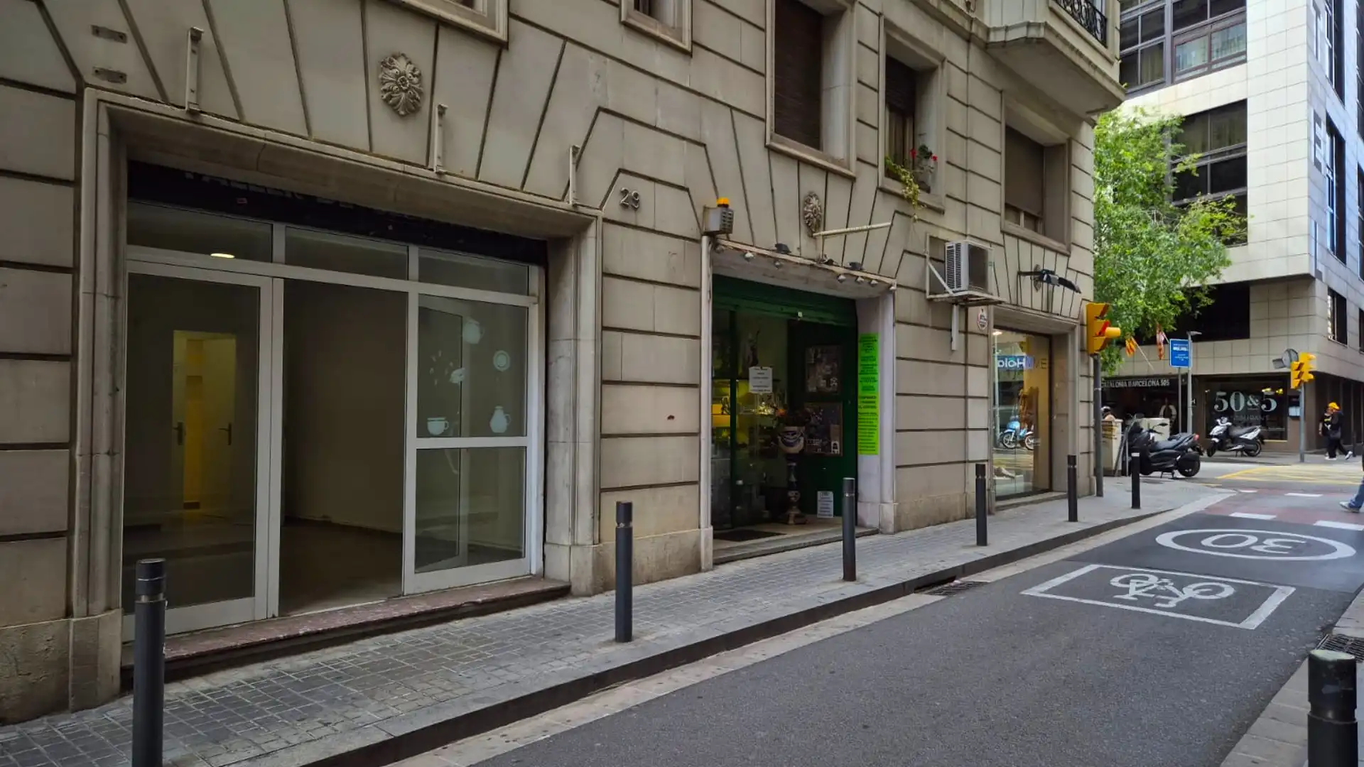 Vista exterior de Local de alquiler en  Barcelona Capital con Parquet