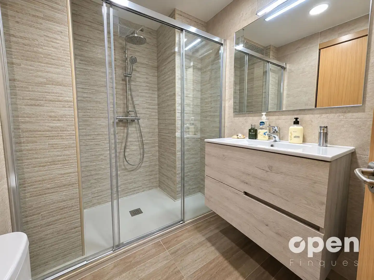 Baño de Piso en venta en Terrassa con Calefacción, Terraza y Balcón