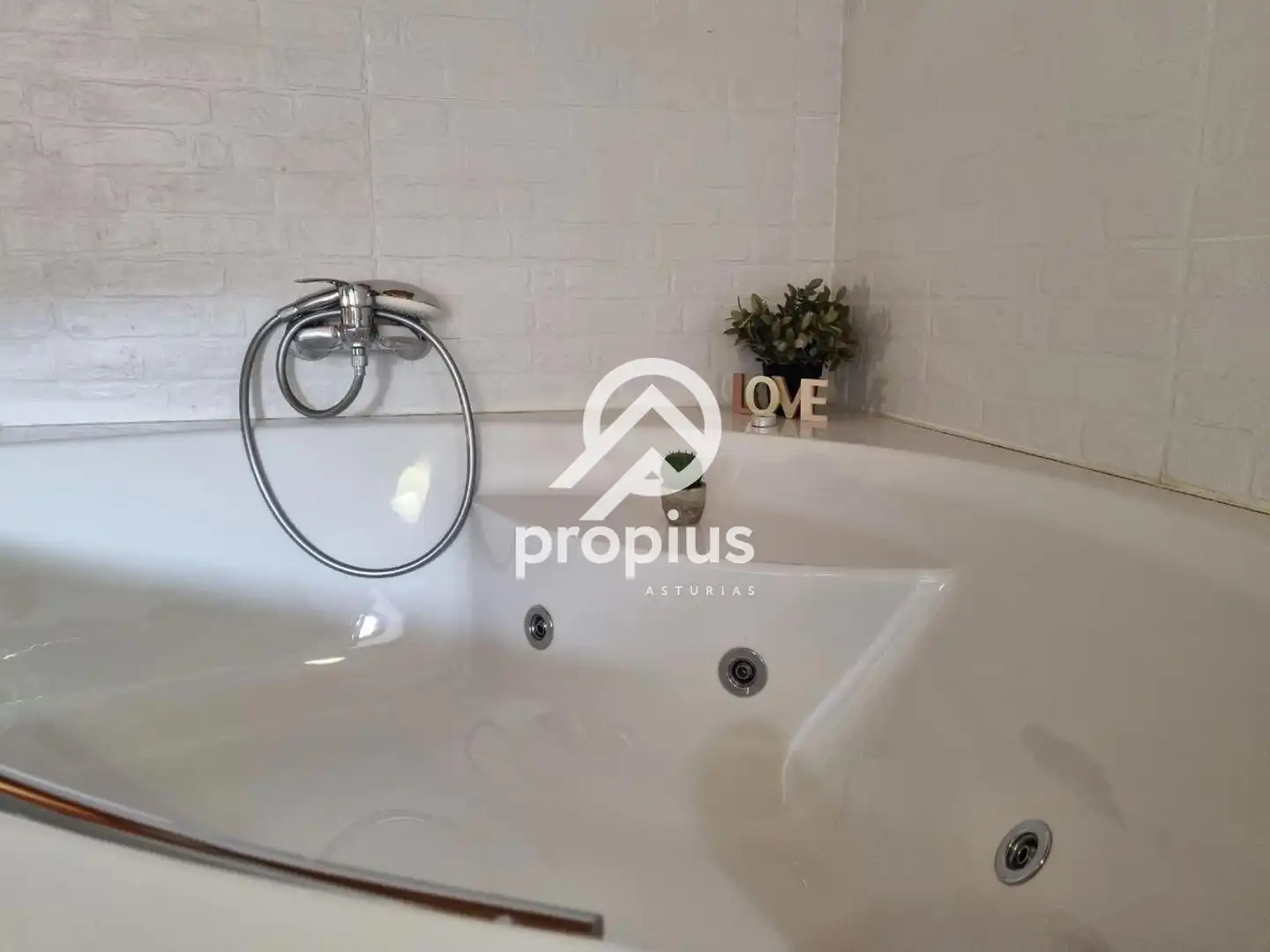 Badezimmer von Einfamilien-Reihenhaus zum Verkauf in Cangas de Onís mit Heizung und Terrasse
