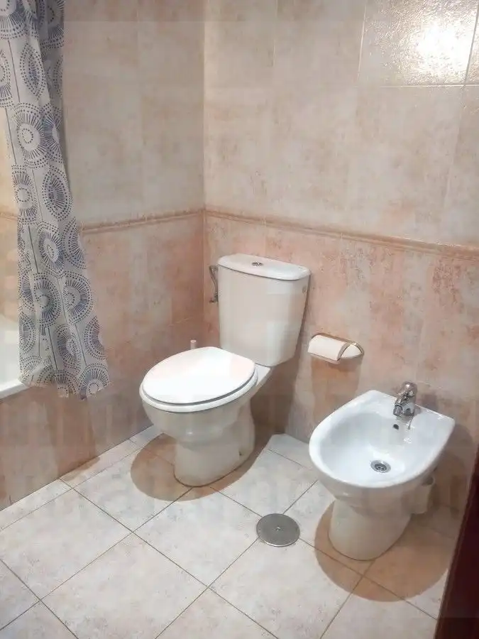 Bany de Apartament de lloguer en Oviedo  amb Calefacció, Parquet i Moblat