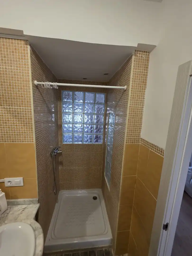 Bathroom of Flat for rent in Valencia  with Air Conditioner, Furnished and Oven