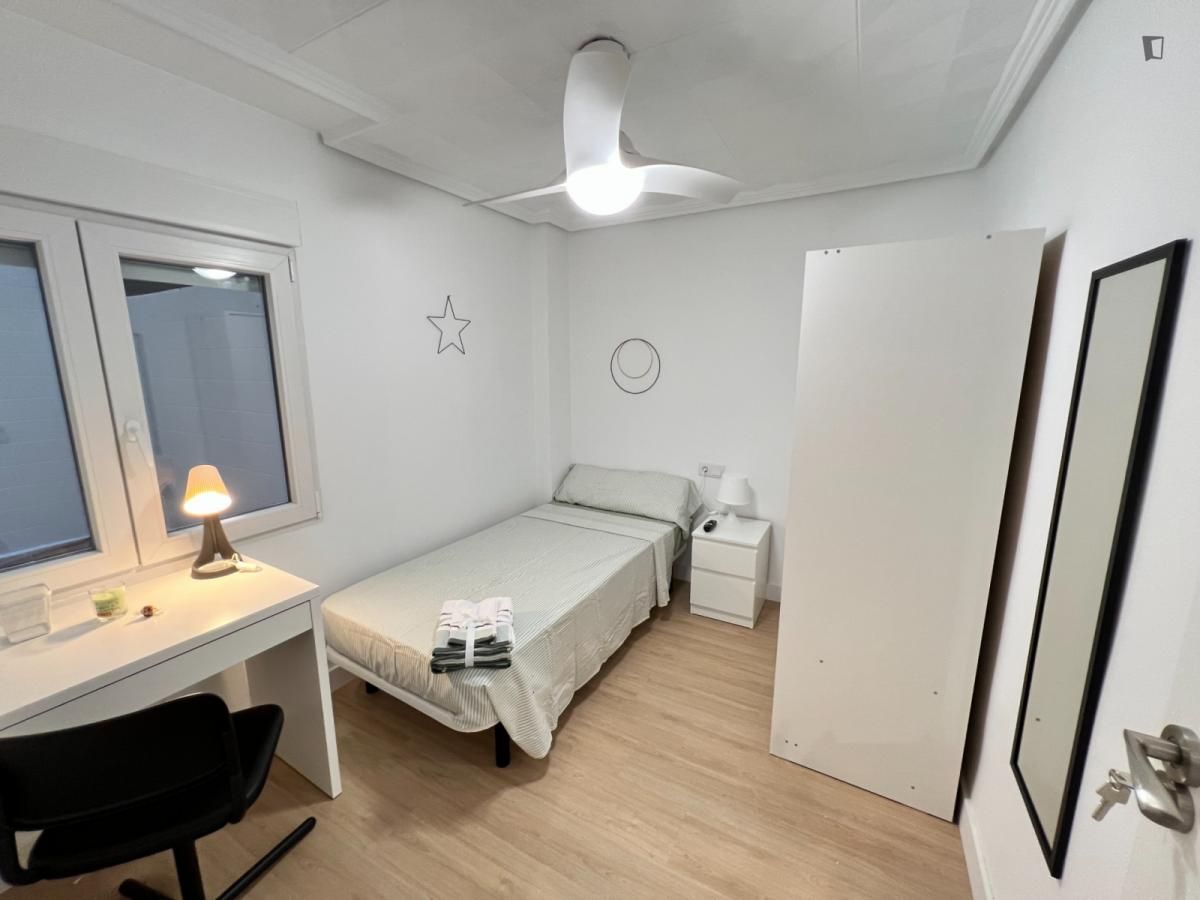 Dormitori de Apartament per a compartir en Elche / Elx amb Moblat, Forn i Rentadora