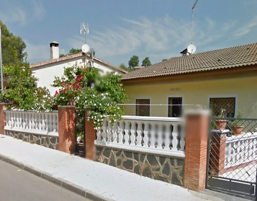 Vista exterior de Casa o xalet en venda en Rubí amb Aire condicionat, Jardí privat i Terrassa