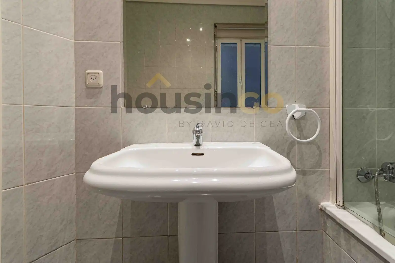 Bathroom of Flat for sale in Madrid  with Air Conditioner, Heating and Parquet flooring