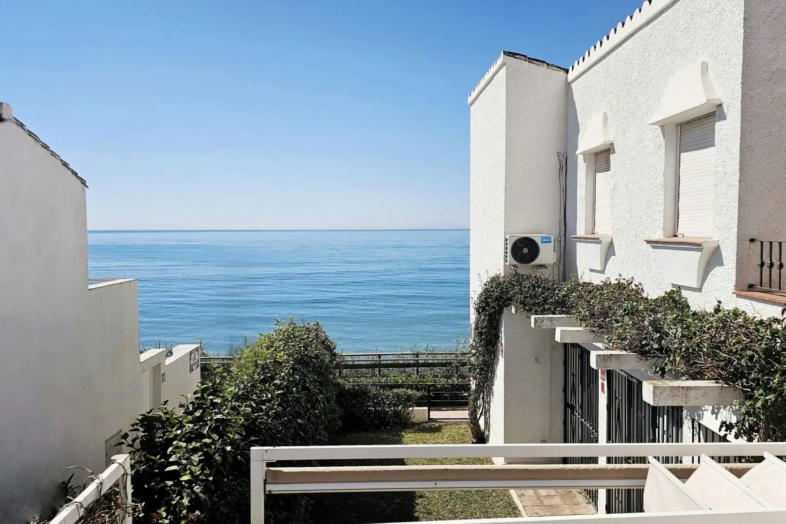 Vista exterior de Casa adosada en venda en Estepona amb Terrassa