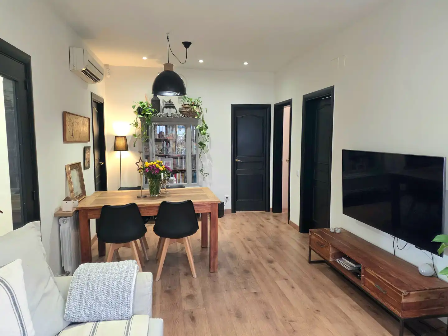 Sala d'estar de Casa adosada en venda en Cerdanyola del Vallès amb Aire condicionat, Calefacció i Jardí privat
