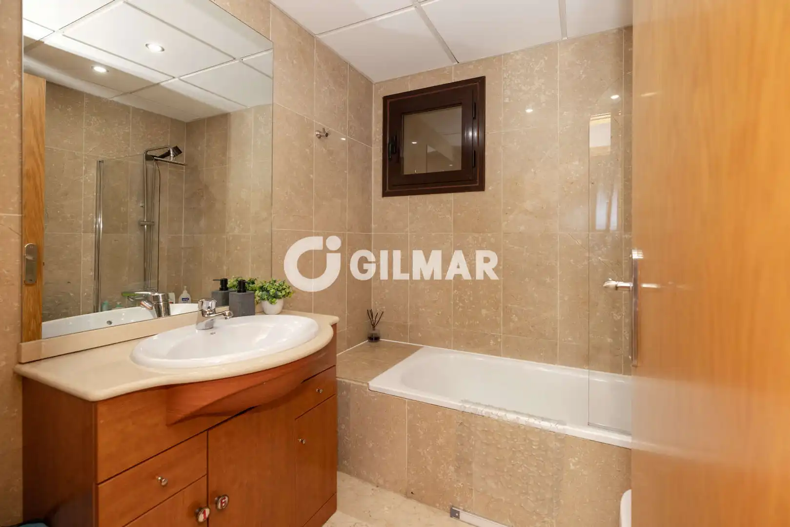 Baño de Apartamento en venta en Estepona con Calefacción, Trastero y Piscina