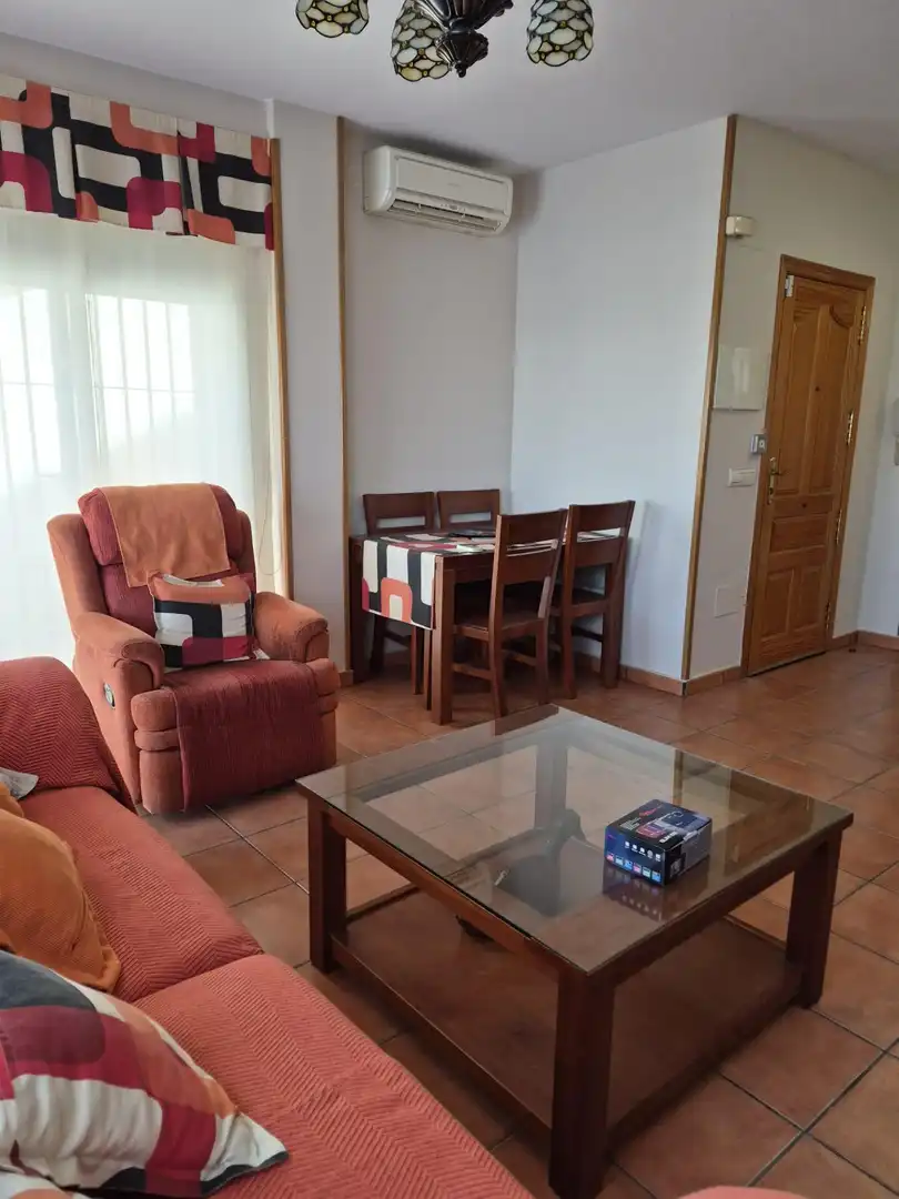 Wohnzimmer von Einfamilien-Reihenhaus zum Verkauf in Murcia mit Klimaanlage, Heizung und Privatgarten