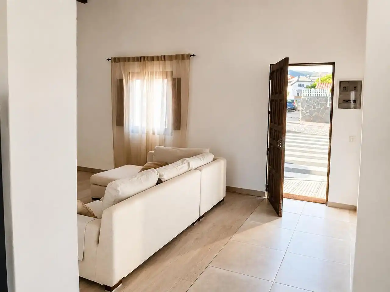 Sala d'estar de Casa adosada de lloguer en Santa Lucía de Tirajana amb Aire condicionat, Terrassa i Moblat