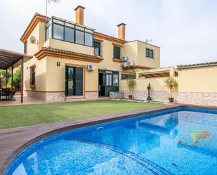 Vista exterior de Casa adosada en venda en Mairena del Alcor amb Aire condicionat, Terrassa i Piscina