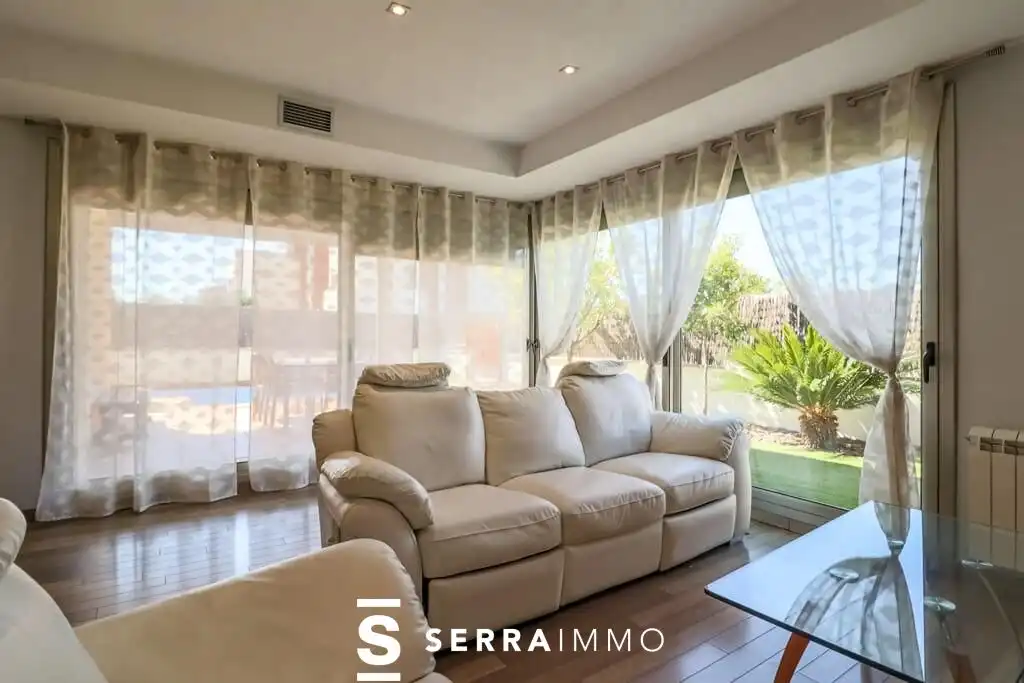Sala d'estar de Casa o xalet en venda en Vilafranca del Penedès amb Aire condicionat, Calefacció i Jardí privat
