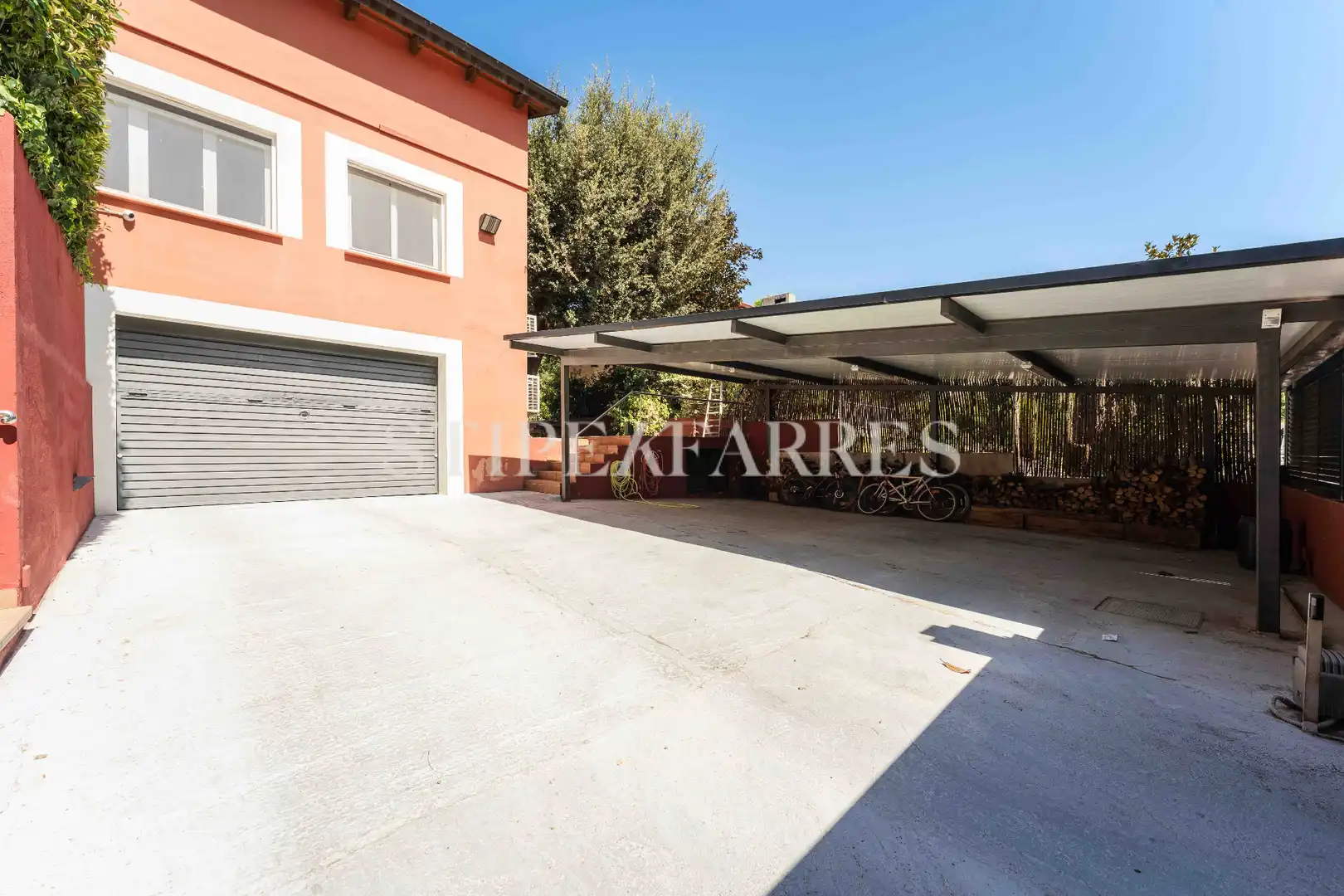 Vista exterior de Casa o xalet en venda en Barcelona amb Aire condicionat, Calefacció i Jardí privat