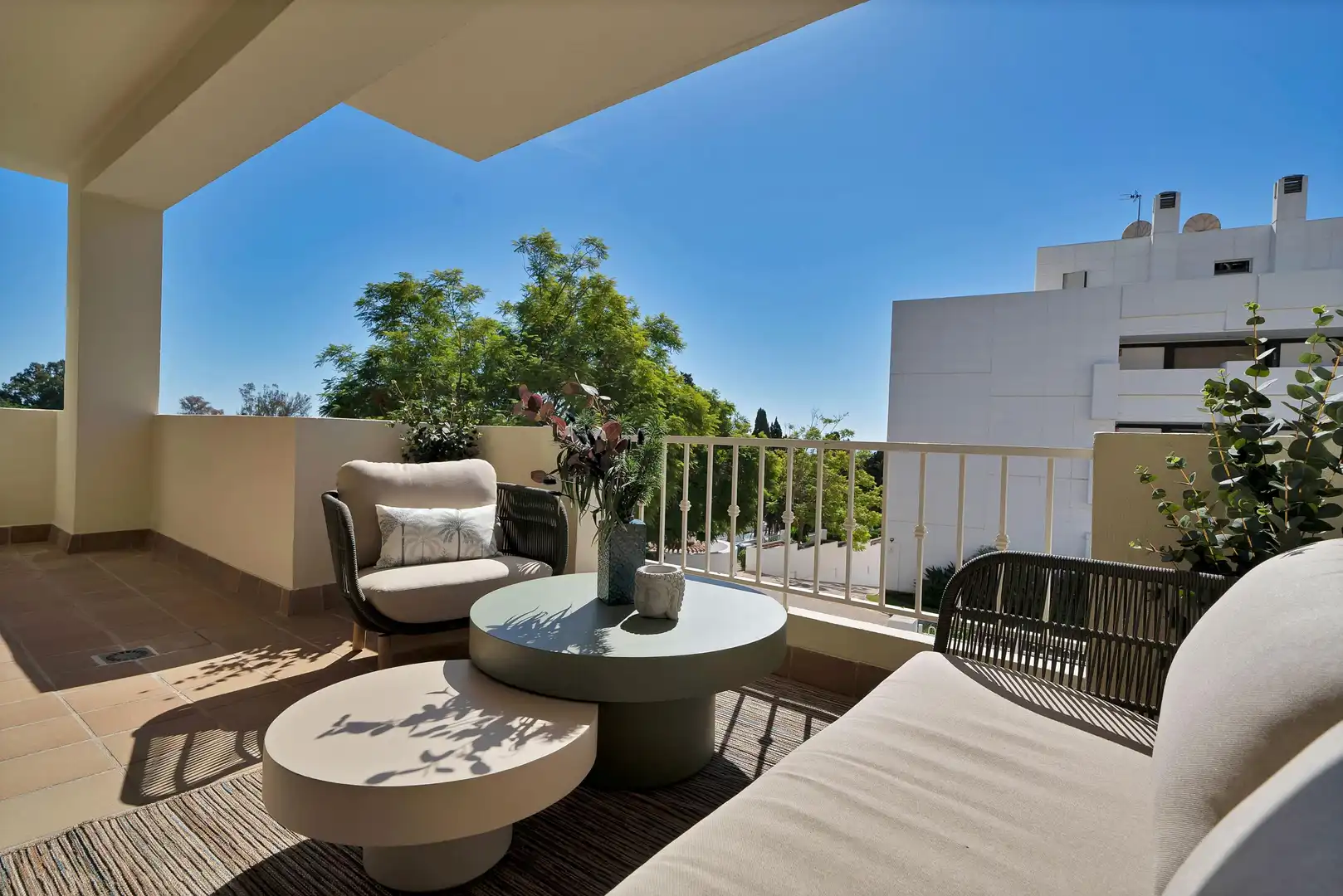 Terraza de Apartamento en venta en Marbella con Jardín privado, Alarma y Piscina comunitaria
