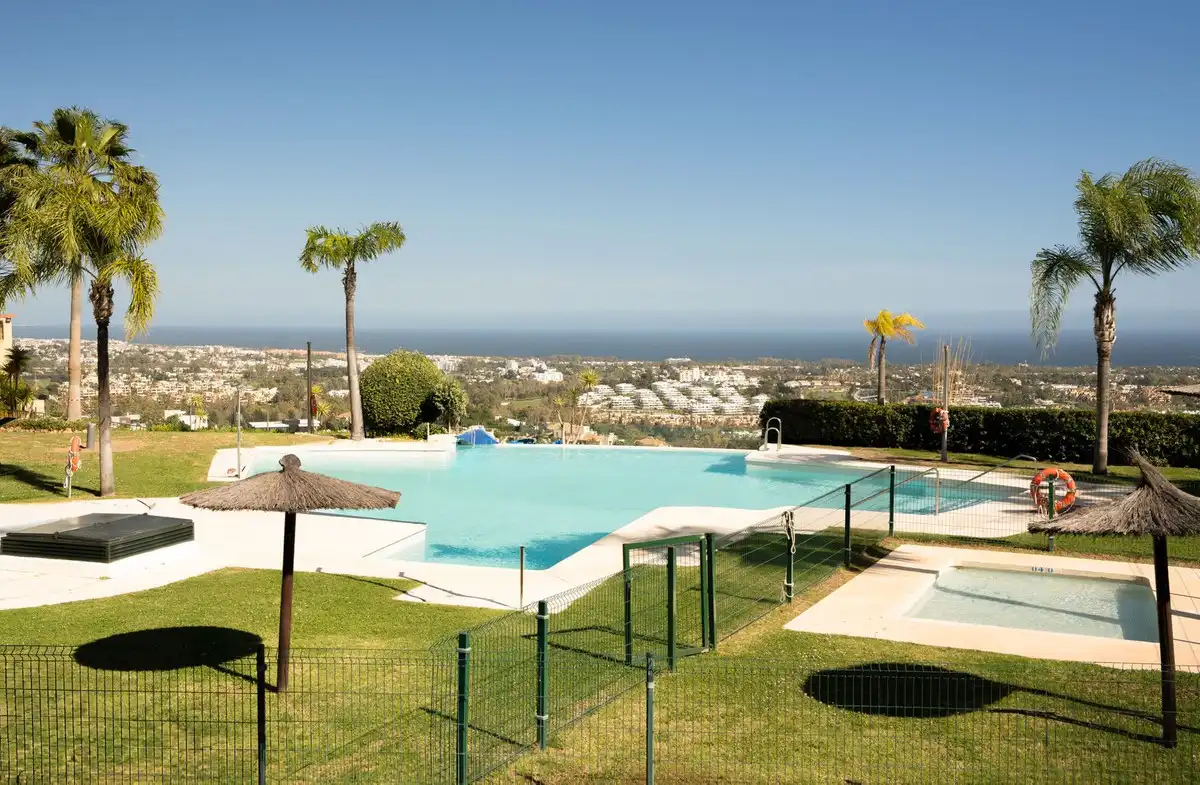 Piscina de Planta baixa en venda en Benahavís amb Aire condicionat, Jardí privat i Terrassa