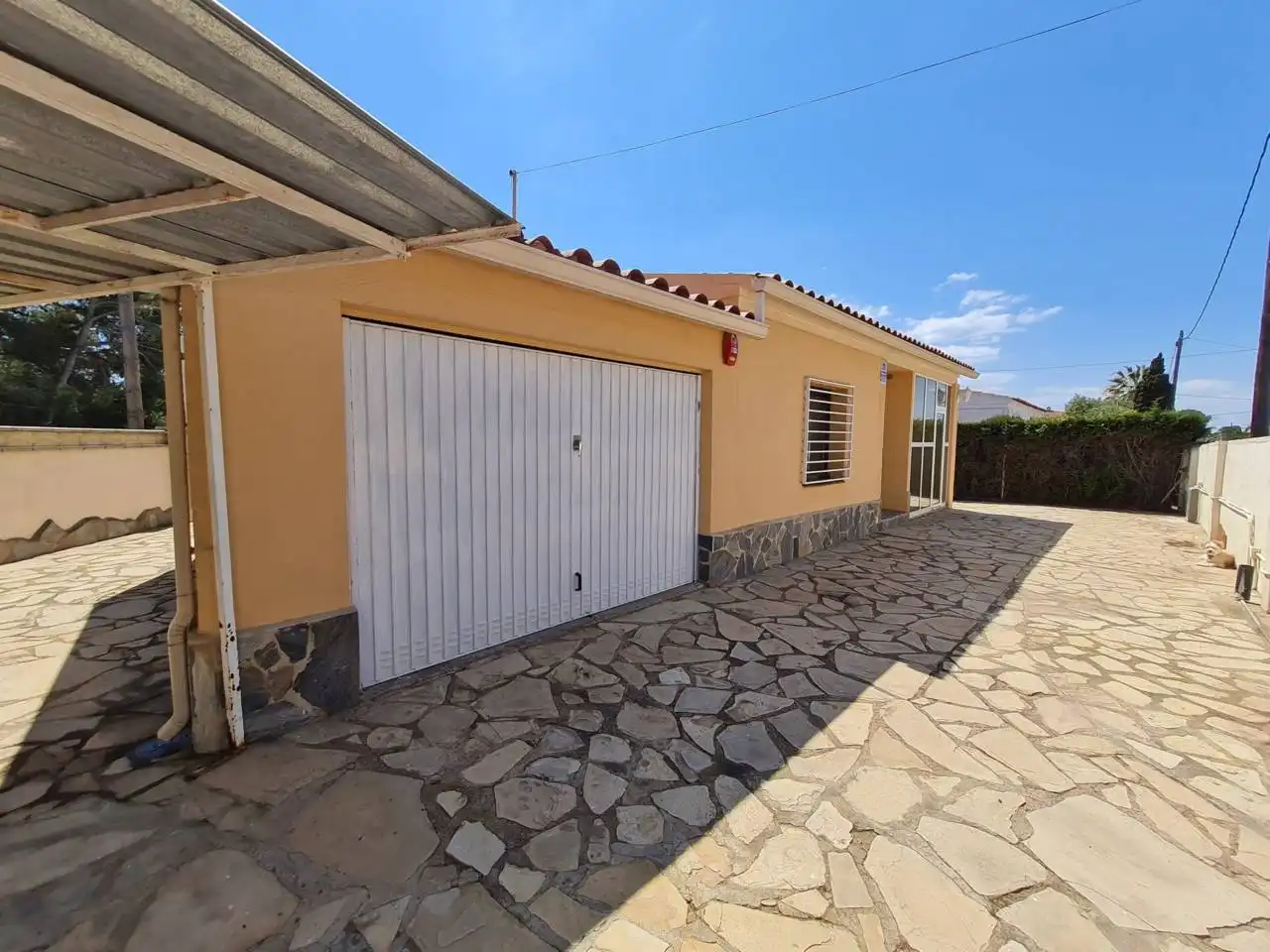 Vista exterior de Casa o xalet en venda en Mont-roig del Camp amb Aire condicionat, Calefacció i Jardí privat