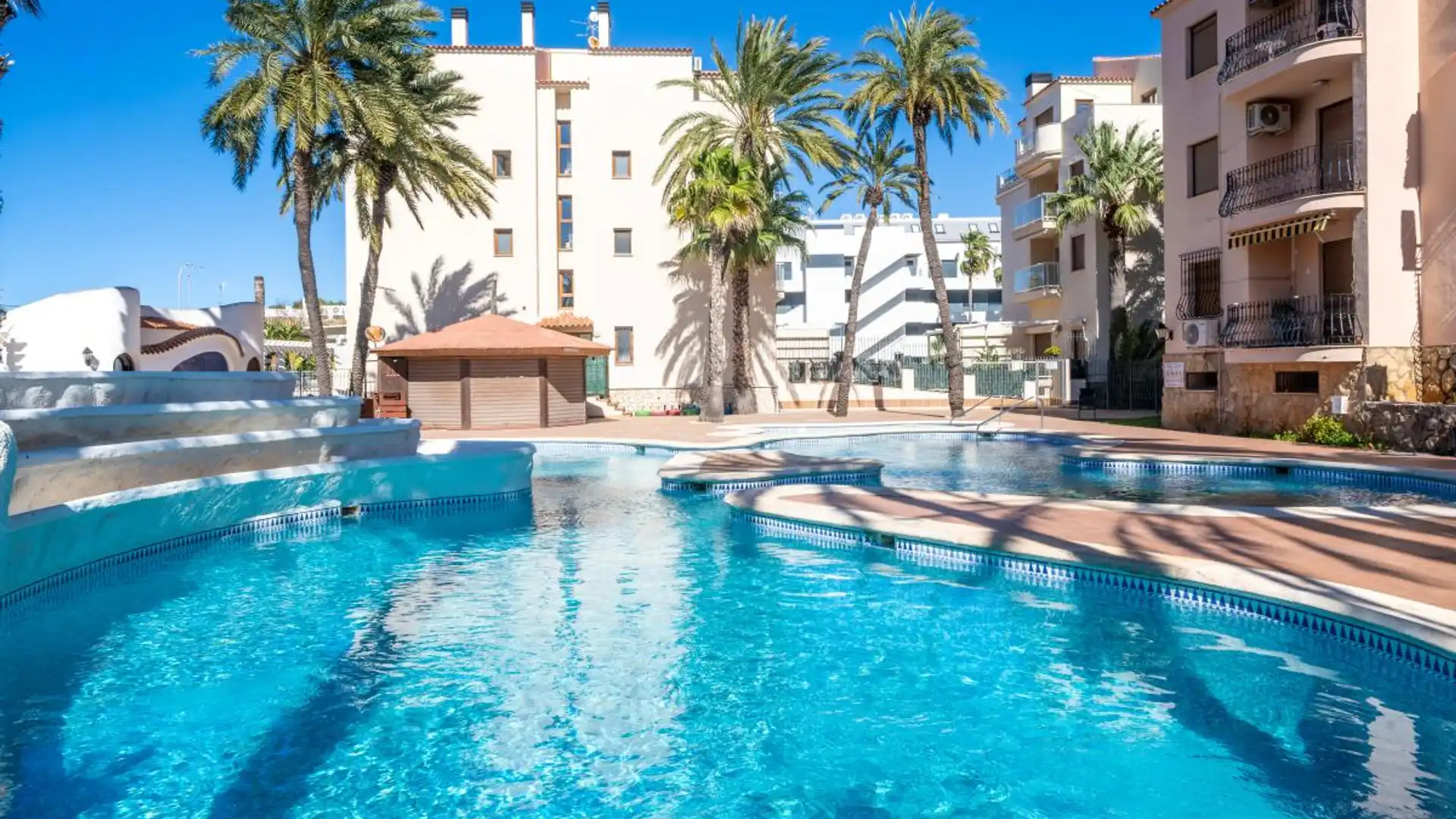 Piscina de Piso en venta en Dénia con Aire acondicionado, Calefacción y Jardín privado