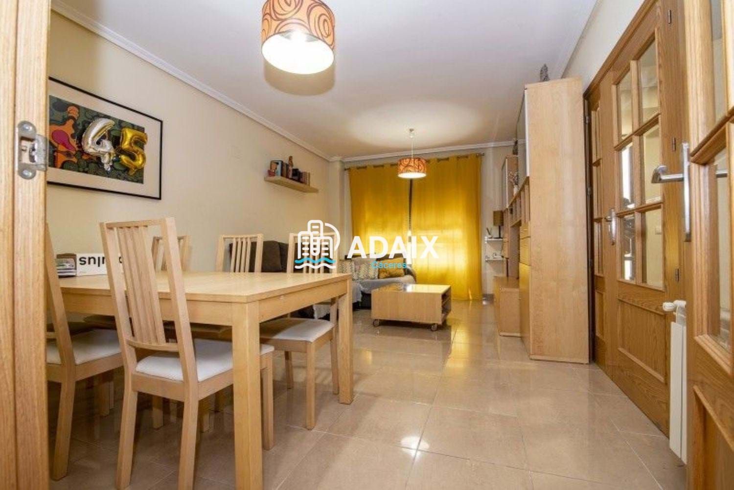 Vista exterior de Casa o chalet en venta en Cáceres Capital con Aire acondicionado, Calefacción y Terraza