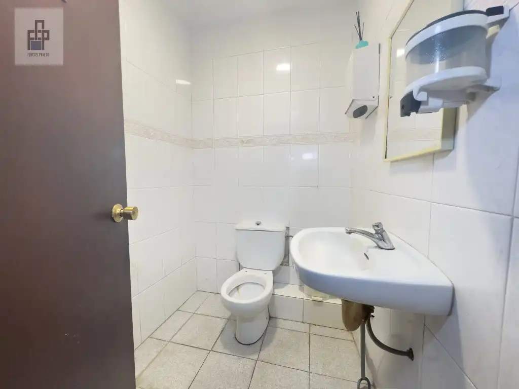 Badezimmer von Geschaftsraum zum Verkauf in Castelldefels