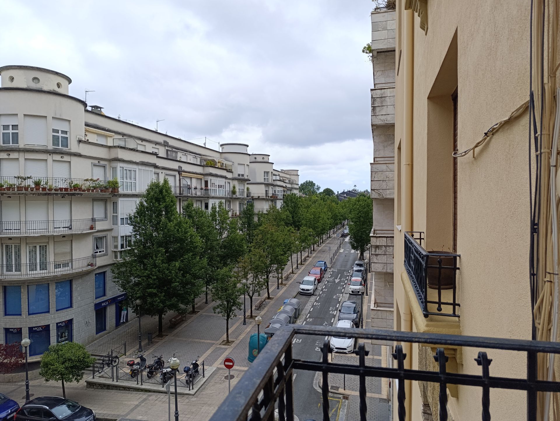 Vista exterior de Pis en venda en Irun  amb Calefacció i Traster