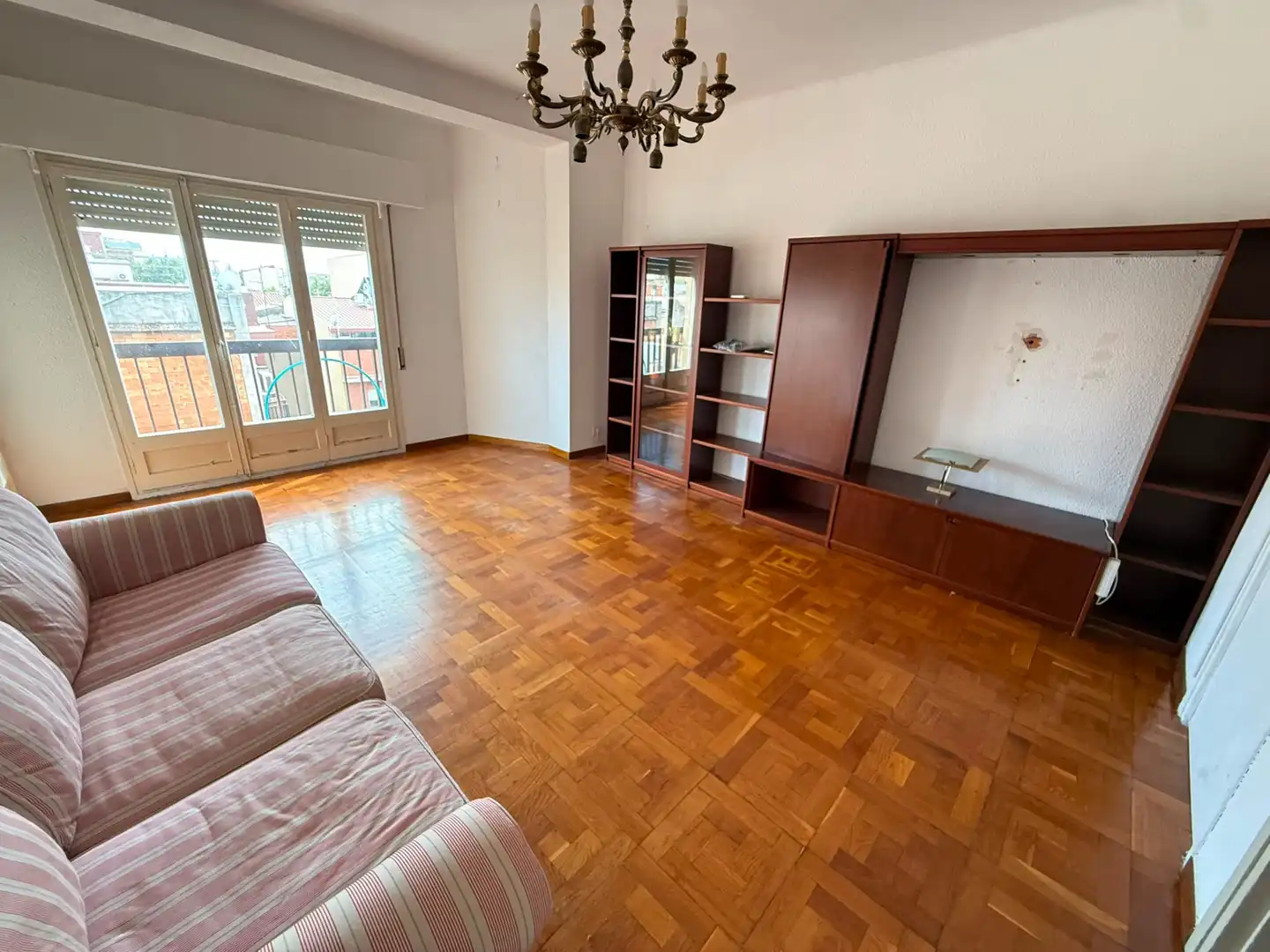 Sala d'estar de Pis en venda en Cornellà de Llobregat amb Aire condicionat, Parquet i Balcó