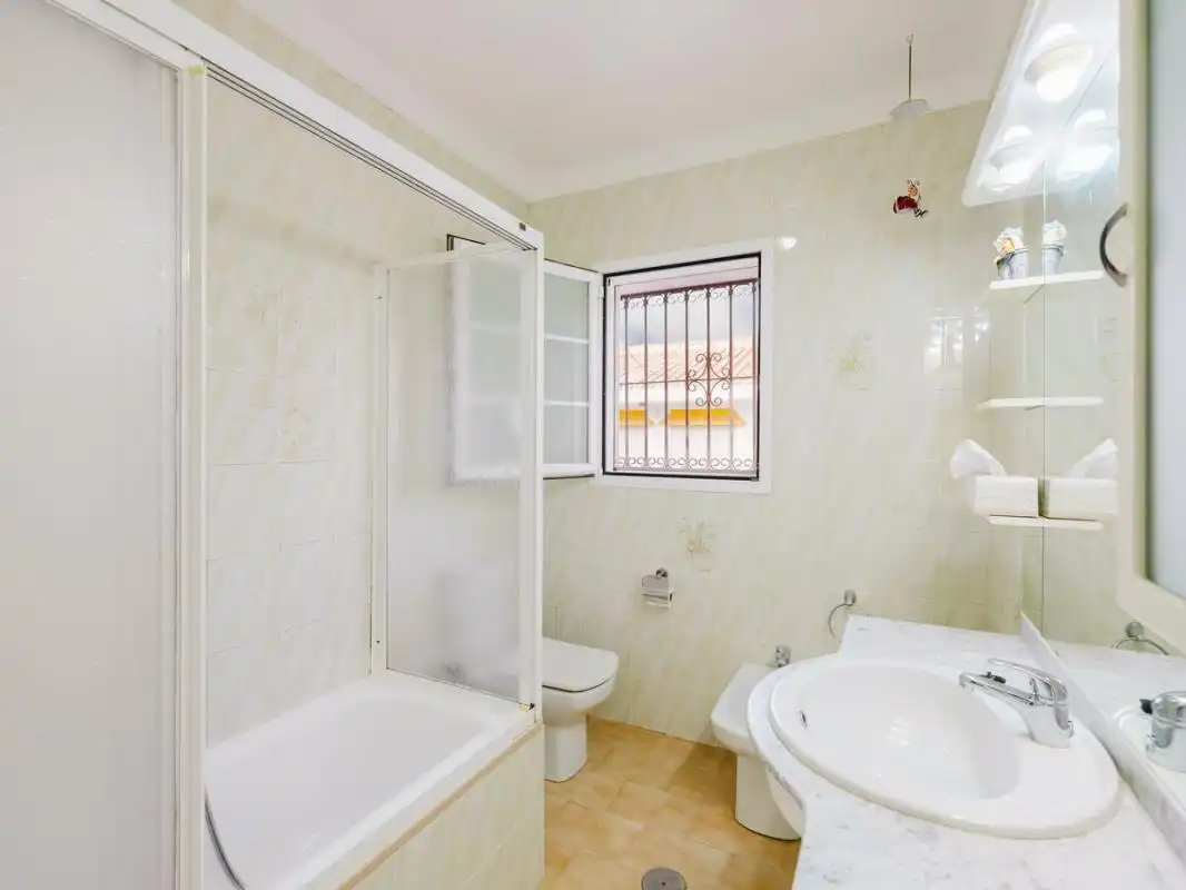 Baño de Casa adosada en venta en Torrox con Aire acondicionado, Calefacción y Terraza