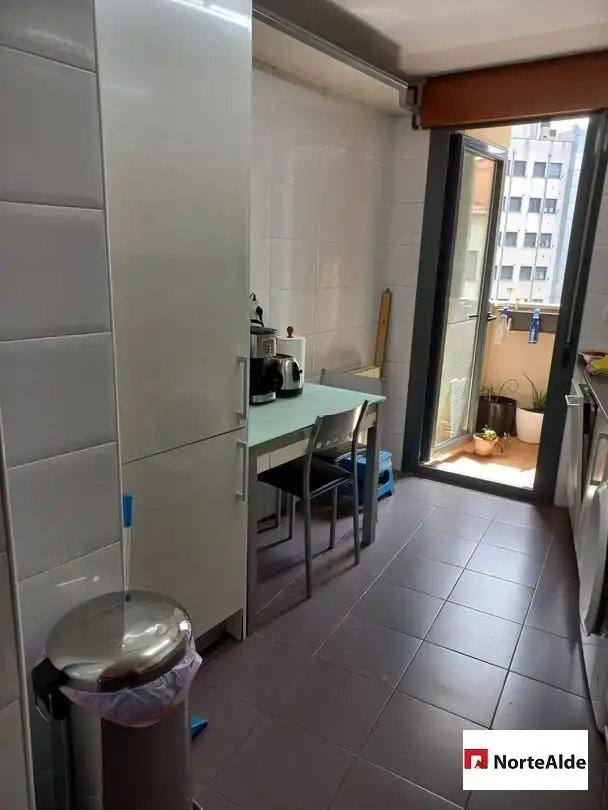 Cocina de Piso en venta en Barakaldo  con Calefacción, Trastero y Balcón
