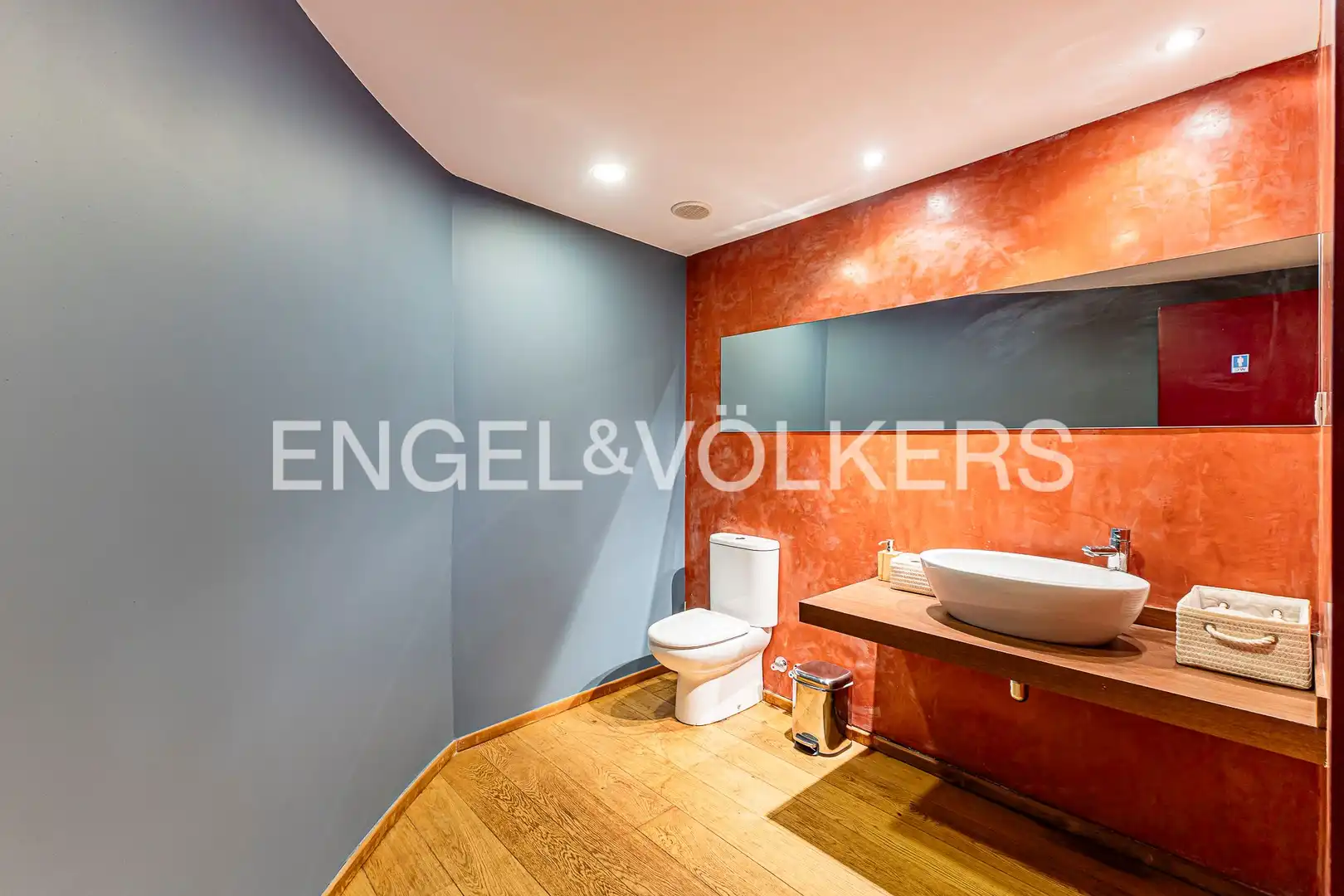 Badezimmer von Wohnung zum Verkauf in Barcelona mit Klimaanlage, Heizung und Parkett