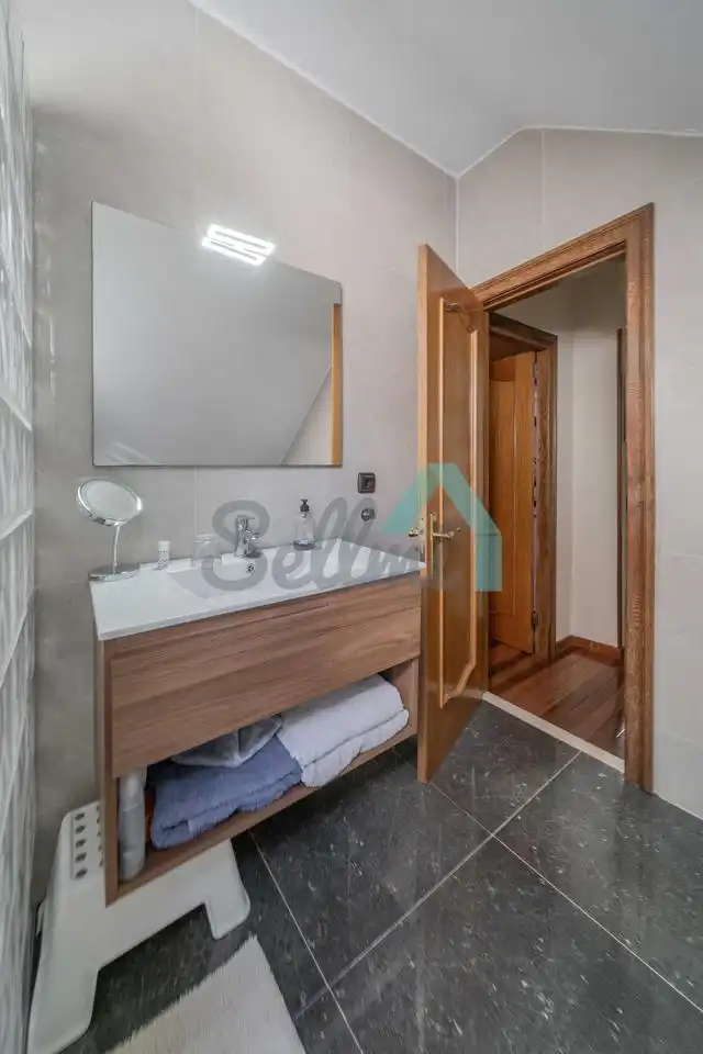 Bany de Casa o xalet en venda en Oviedo  amb Calefacció, Jardí privat i Parquet