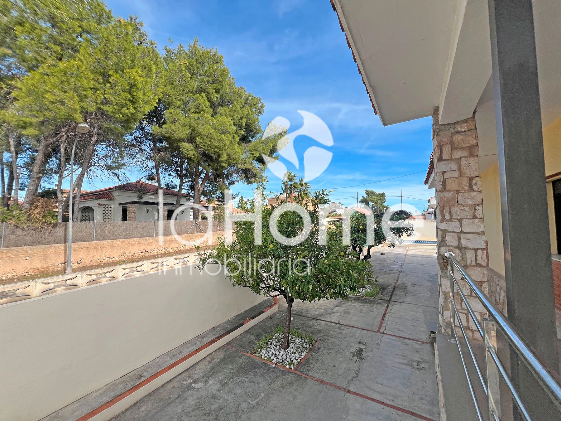 Vista exterior de Casa o xalet en venda en L'Eliana amb Aire condicionat, Jardí privat i Terrassa