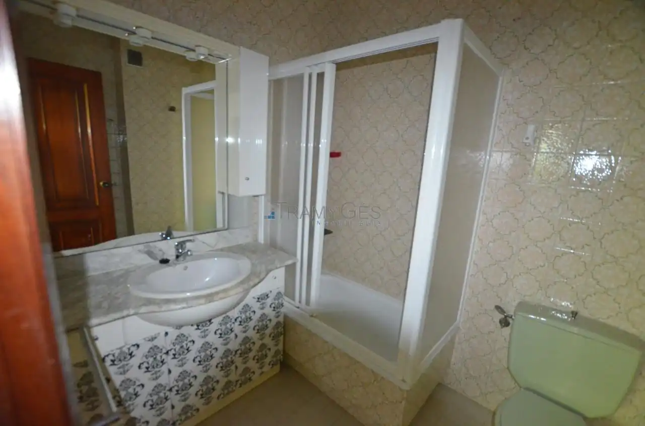 Baño de Piso en venta en Tui con Calefacción, Parquet y Trastero